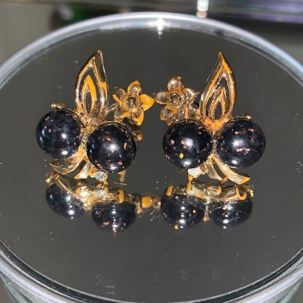 Vtg black‎ flecked stone  screw back earrings